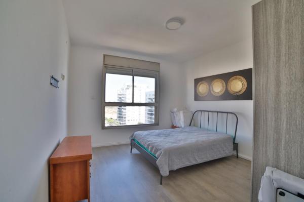 אהוד מנור, קרית אילון