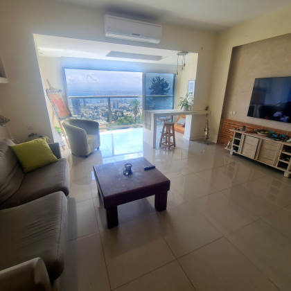 שדרות אליהו גולומב 1, הדר עליון