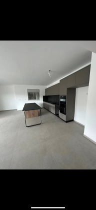 דיישראלי 12, אחוזה