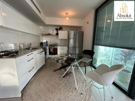 יהודה עמיחי, שדה דב מרכז