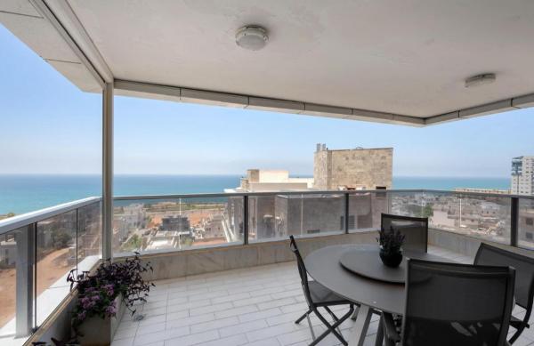 בני בנימין 33, גלי הים