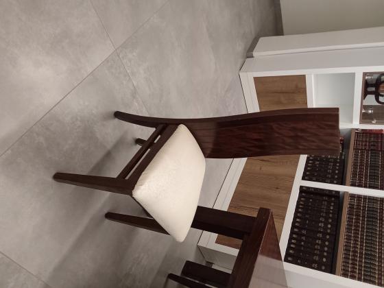 שולחן עץ מלא צבע חום