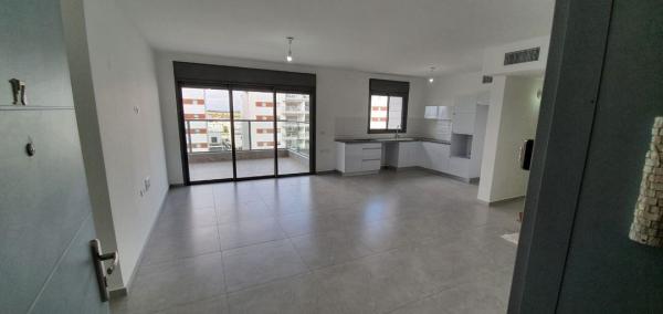 אהבת אדם 75, שרונה