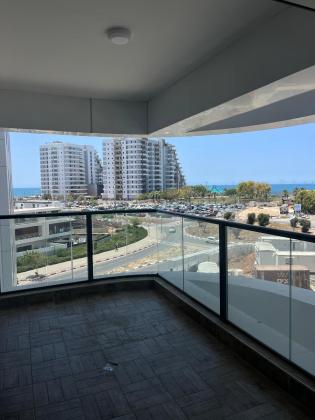 הפריגטה 12, רובע העסקים