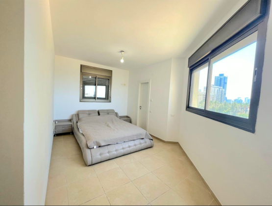 בני בנימין 25, גלי הים