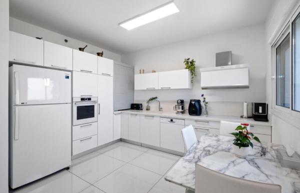 בני בנימין 33, גלי הים