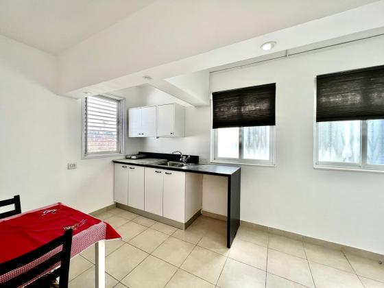 אירוס הארגמן 81, גבעת האירוסים