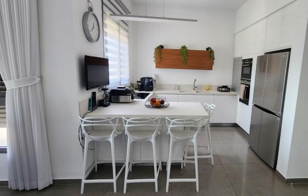 נתן יונתן 12, עיר ימים