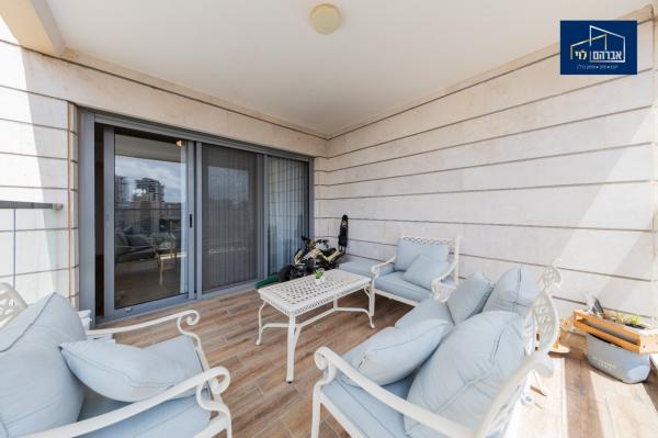 ניסים אלוני 12, פסגות אפק