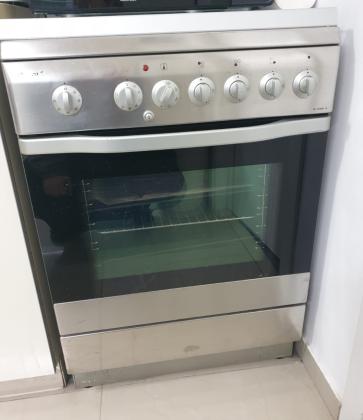 מפרסמת עבור חברה