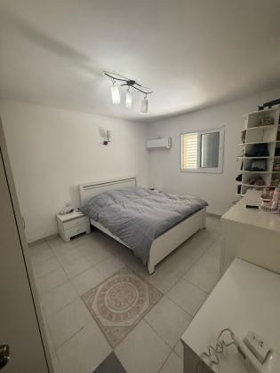 גיבור דניס, שכונה ו