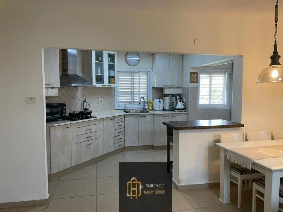 צלח מנשה 20, קריית מנחם בגין