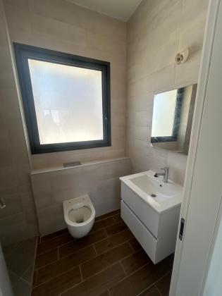 הפריגטה 12, רובע העסקים