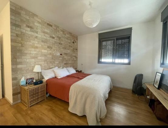 אהבת אדם 32, שרונה