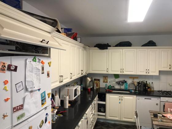 אורי צבי גרינברג 17, אזורי חן