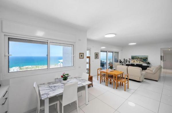 בני בנימין 33, גלי הים