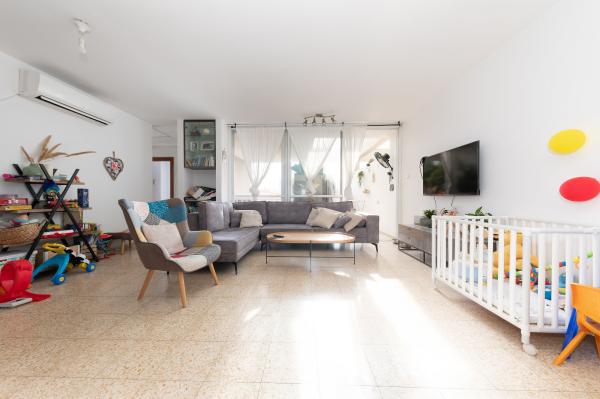 חי"ש 38, אבני חן