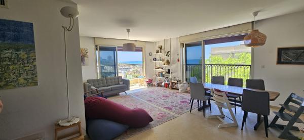 ים סוף 18, עג'מי