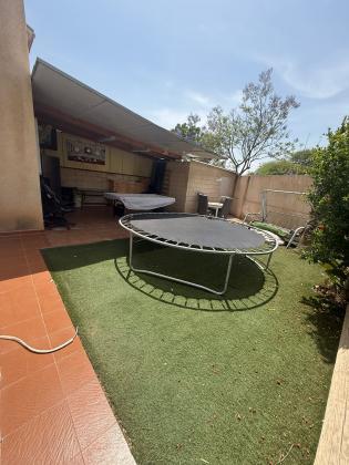 גיבור דניס, שכונה ו