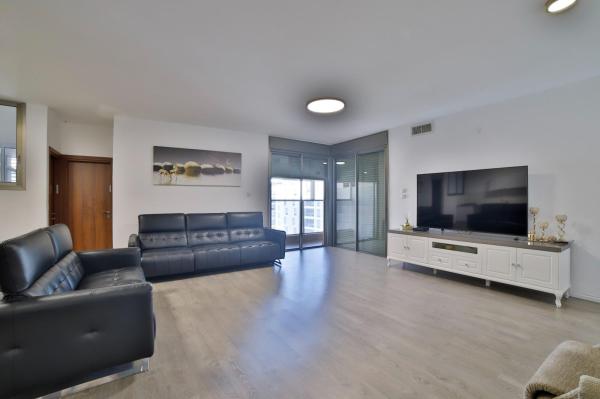 אהוד מנור, קרית אילון