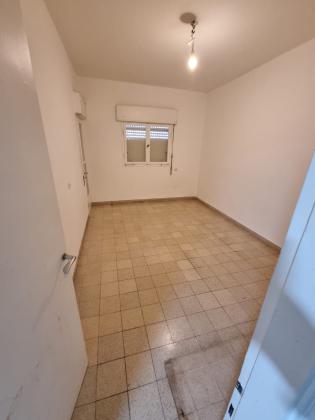 הגפן 28, עבאס