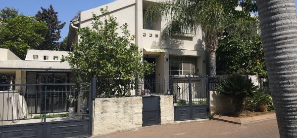 אבני חן 1, אבני חן