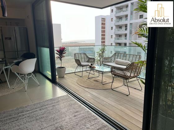 יהודה עמיחי, שדה דב מרכז