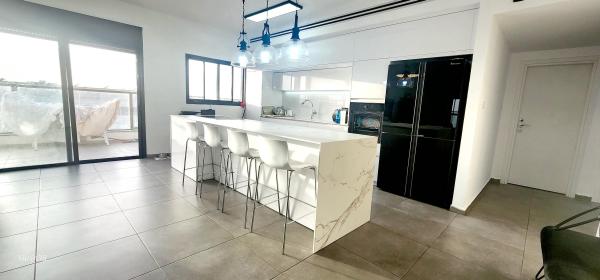 אריק איינשטיין 1, נווה שרון