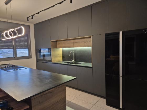 יצחק אבינו 1, אחיסמך