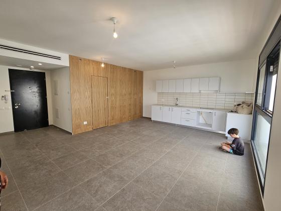 הביכורים 1, עין התכלת