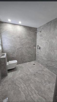 דיישראלי 12, אחוזה