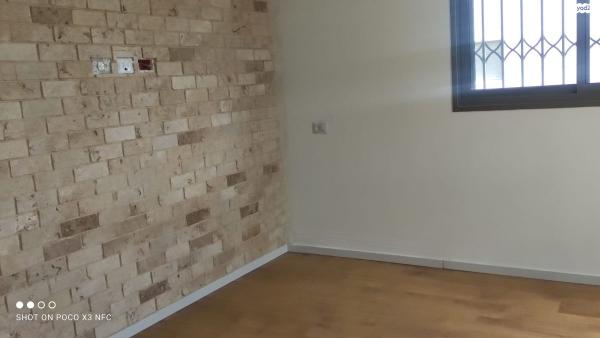 אהבת אדם 32, שרונה