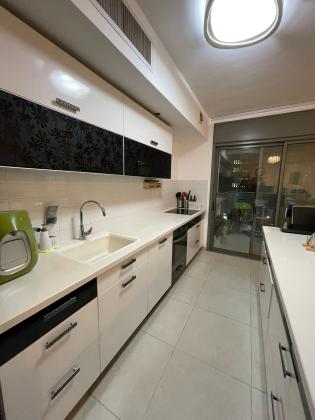 יצחק בן צבי 9, מרכז אזרחי