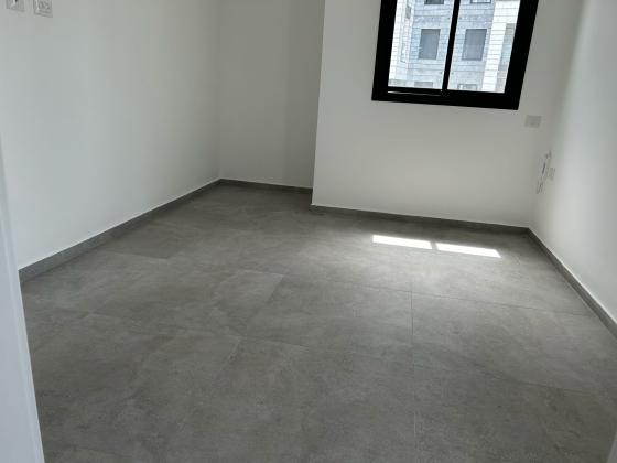 רועי קליין 5, קרית קריניצי