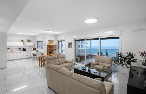 בני בנימין 33, גלי הים