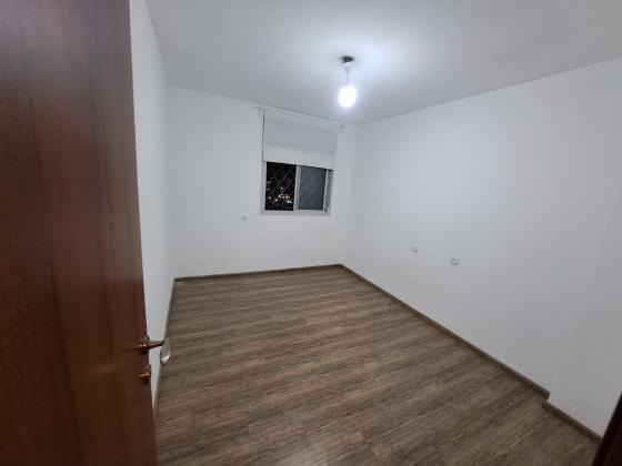 גיא אוני 10, רובע ט