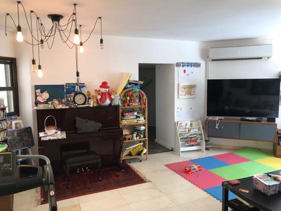 אורי צבי גרינברג 17, אזורי חן