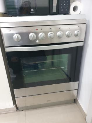 מפרסמת עבור חברה