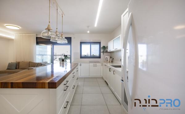 שולמית אלוני