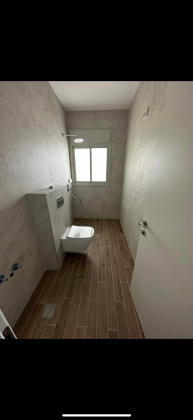 דיישראלי 12, אחוזה