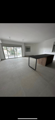 דיישראלי 12, אחוזה