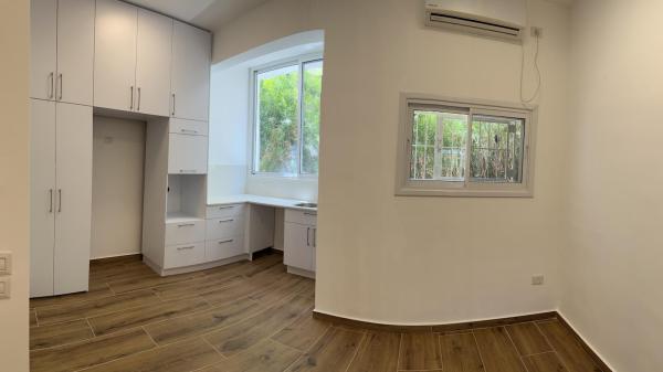 סעדיה גאון 7, מרכז העיר