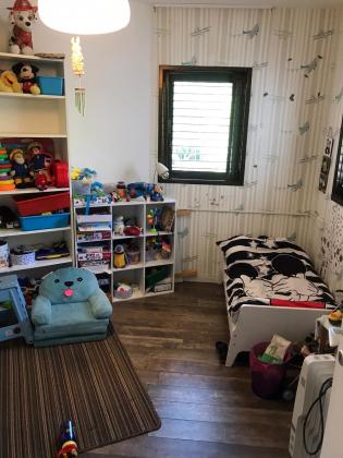 אורי צבי גרינברג 17, אזורי חן