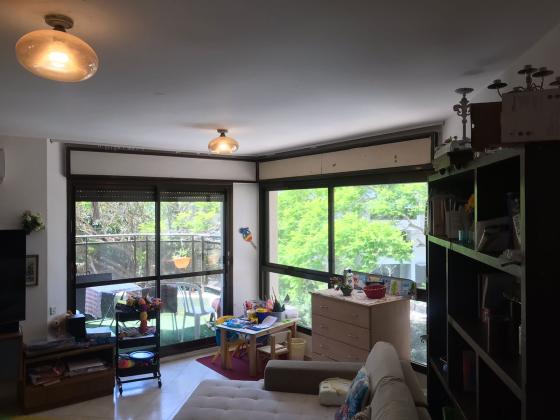 אורי צבי גרינברג 17, אזורי חן