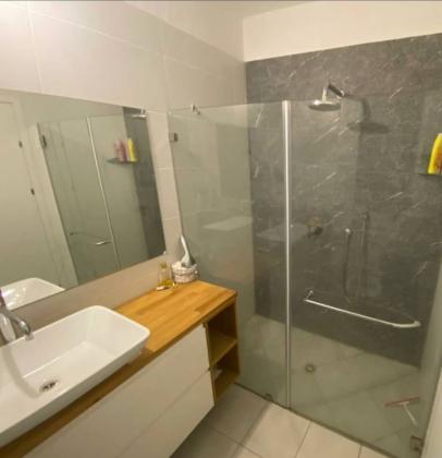 אהבת אדם 32, שרונה