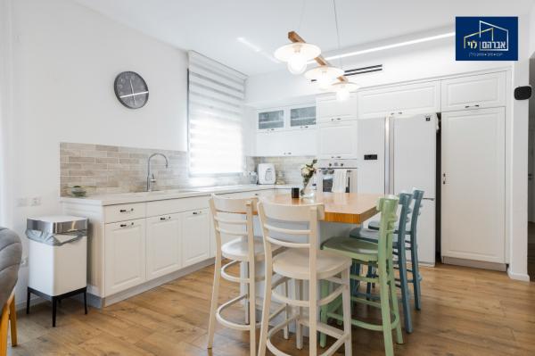 ניסים אלוני 12, פסגות אפק