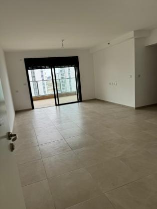 חיים לבב 23, יצחק שמיר