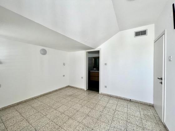 אירוס הארגמן 81, גבעת האירוסים