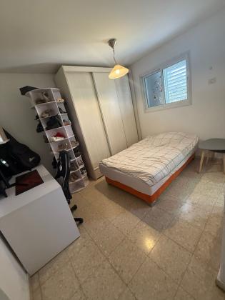 גיבור דניס, שכונה ו