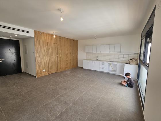 הביכורים 1, עין התכלת